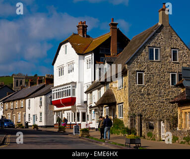 Blick entlang der Vorderstraße in das Dorf des Bieres im Südosten Devon England UK Stockfoto