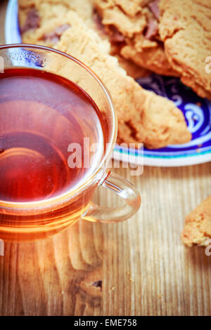 Tasse Tee und Cookies mit Schokoladenstückchen Stockfoto