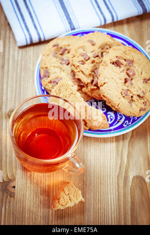 Tasse Tee und Cookies mit Schokoladenstückchen Stockfoto