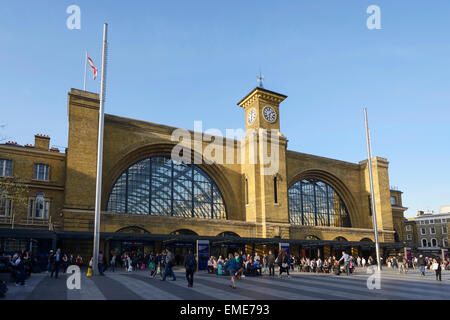 Der vordere Eingang zum London Kings Cross Bahnhof UK Stockfoto