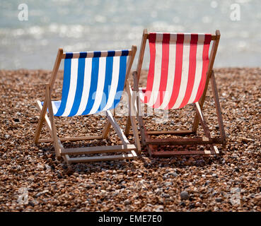 Liegestühle am Strand von Brighton Stockfoto
