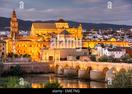 Cordoba, Spanien an der Römerbrücke und die Moschee-Kathedrale am Fluss Guadalquivir. Stockfoto
