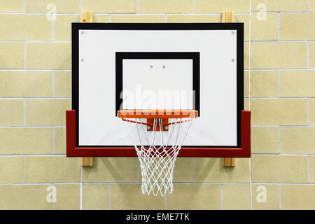 Nahaufnahme von einem indoor Wand montierten Basketballkorb Stockfoto