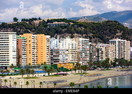 Malaga, Spanien Resort am Strand Malagueta Skyline. Stockfoto