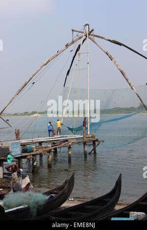 Umgang mit den "chinesischen Fischernetzen" on the Waterfront in Fort Cochin. Stockfoto