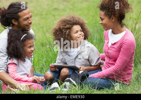 Familie mit Digital-Tablette, beim Wandern In Natur Stockfoto