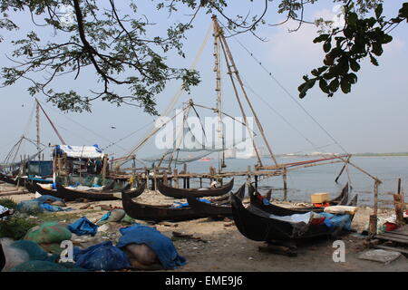 Umgang mit den "chinesischen Fischernetzen" on the Waterfront in Fort Cochin. Stockfoto