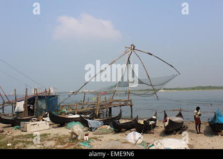 Umgang mit den "chinesischen Fischernetzen" on the Waterfront in Fort Cochin. Stockfoto