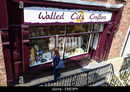 Frau betrachten Schaufenster im Handwerk Shop, Craft Village, Londonderry (Derry), Nordirland Stockfoto