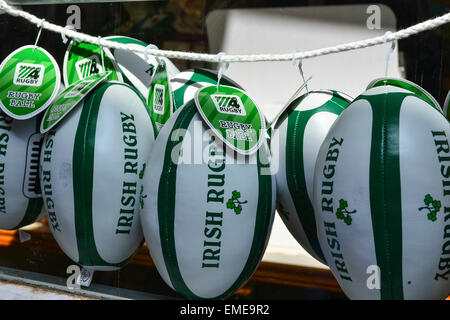 Miniaturkugeln Irish Rugby auf Verkauf in einem Schaufenster, Londonderry (Derry), Nordirland Stockfoto