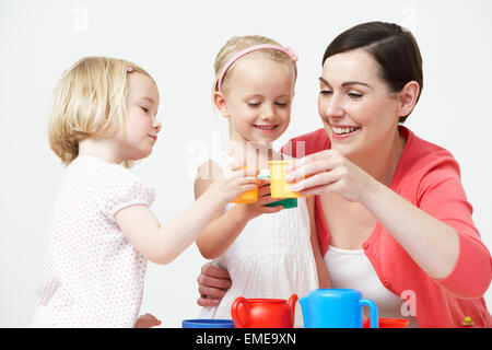 Vorschulalter Kinder freuen sich über Tee-Party mit Lehrer Stockfoto