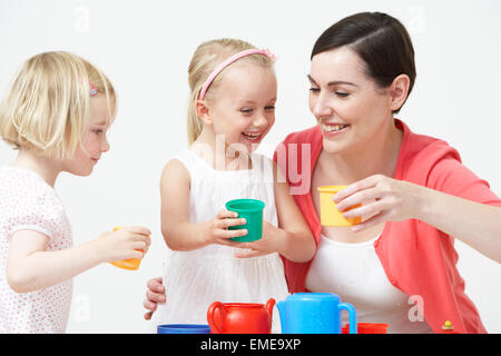 Vorschulalter Kinder freuen sich über Tee-Party mit Lehrer Stockfoto