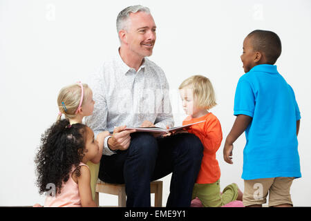 Pre School Lehrer lesen Geschichte für Kinder Stockfoto