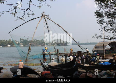 Umgang mit den "chinesischen Fischernetzen" on the Waterfront in Fort Cochin. Stockfoto