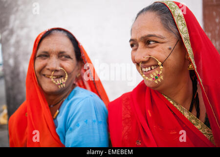 Rajasthani Stammesfrauen mit Nase Ringe in Kekri, Rajasthan Stockfoto