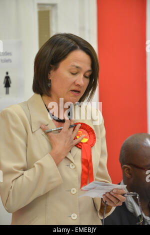 Stroud Green, London, UK. 20. April 2015. Catherine West (Labour) bei Stroud Green bedrängt. Versammlungen für die Hornsey und Wood Green Sitz für den bevorstehenden Parlamentswahlen. Von Lynne Featherstone (Liberaldemokraten), Catherine West (Labour), Clive Morrison (Ukip), Geoff Moseley (Pöbel), Gordon Peters (grüne Partei), Suhail Rahuja (konservative) und Helen Spilby-Vann (christliche Völker Alliance) besucht. Bildnachweis: Matthew Chattle/Alamy Live-Nachrichten Stockfoto