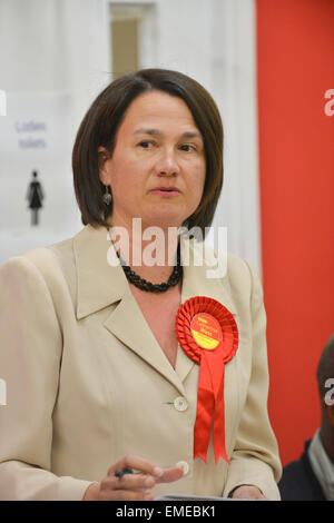 Stroud Green, London, UK. 20. April 2015. Catherine West (Labour) bei Stroud Green bedrängt. Versammlungen für die Hornsey und Wood Green Sitz für den bevorstehenden Parlamentswahlen. Von Lynne Featherstone (Liberaldemokraten), Catherine West (Labour), Clive Morrison (Ukip), Geoff Moseley (Pöbel), Gordon Peters (grüne Partei), Suhail Rahuja (konservative) und Helen Spilby-Vann (christliche Völker Alliance) besucht. Bildnachweis: Matthew Chattle/Alamy Live-Nachrichten Stockfoto