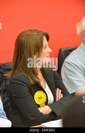 Stroud Green, London, UK. 20. April 2015. Lynne Featherstone bei Stroud Green bedrängt. Versammlungen für die Hornsey und Wood Green Sitz für den bevorstehenden Parlamentswahlen. Von Lynne Featherstone (Liberaldemokraten), Catherine West (Labour), Clive Morrison (Ukip), Geoff Moseley (Pöbel), Gordon Peters (grüne Partei), Suhail Rahuja (konservative) und Helen Spilby-Vann (christliche Völker Alliance) besucht. Bildnachweis: Matthew Chattle/Alamy Live-Nachrichten Stockfoto