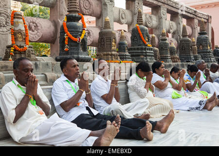 Pilger beten an der Mahabodhi-Tempel-Komplex in Bodhgaya Stockfoto