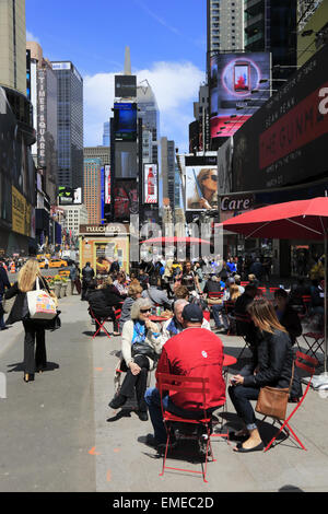 Times Square in Midtown Manhattan mit Besuchern, New York City, New York, USA Stockfoto