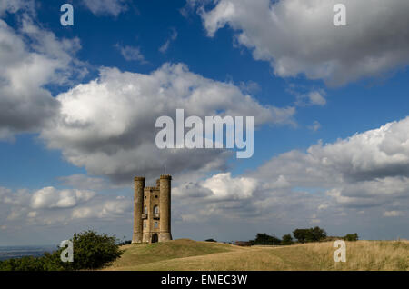 Wolken am Himmel über dem Broadway Turm auf einem Hügel in der Nähe der Stadt Broadway in den Cotswolds im England, UK. Stockfoto