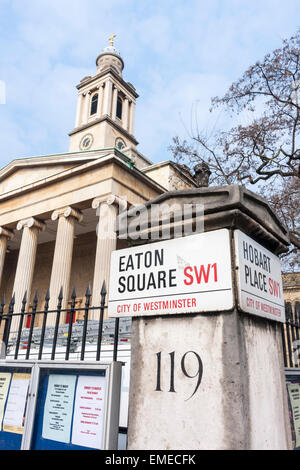 Außenaufnahme zeigt die Säulen vor dem Eingang der St. Peter Kirche, mit Eaton Square Verkehrszeichen im Vordergrund, London, Stockfoto