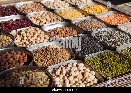 Linsen und Hülsenfrüchte auf dem Display in der Gewürz-Markt der alten Delhi Stockfoto