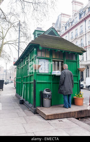 Ein Mann steht auf der Luke von einem Kutscher Unterschlupf, Upper Grosvenor Gardens, London, UK Stockfoto