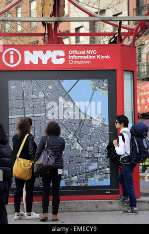 Urlauber, die auf der Karte von New York City an der Wand des offiziellen NYC Information Kiosk Chinatown New York, USA Stockfoto