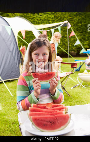 Mädchen essen Wassermelone auf Camping Familienurlaub Stockfoto