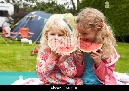 Kinder freuen sich über Picknick während auf Camping Familienurlaub Stockfoto