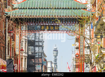 Eingang/Ausgang nach Chinatown, Leicester Square, London, mit Telekom-Turm im Hintergrund. Stockfoto