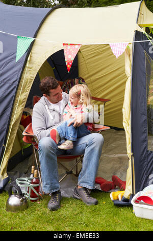 Vater und Tochter genießen Camping-Urlaub auf Campingplatz Stockfoto