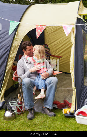 Vater und Tochter genießen Camping-Urlaub auf Campingplatz Stockfoto