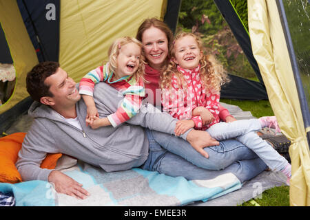 Familie Camping Urlaub auf Campingplatz Stockfoto