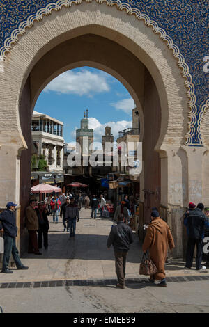 Blaues Tor von Fes, Marokko.  Bab Bou Jeloud oder Bab Boujloud mit Minarett der Bou Inania Madrasa in Mitte. Stockfoto