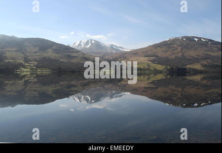 Ben Vorlich spiegelt sich in Loch verdienen Schottland April 2015 Stockfoto