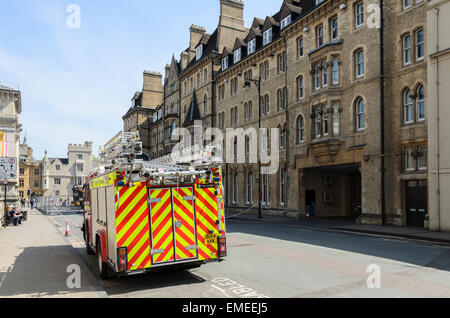 Oxford, UK. 20. April 2015. Die Szene im Randolph Hotel, Oxford, Großbritannien mit Feuer beschädigte Dach und Schutthalden auf der Straße. Das 150 Jahre alte 5 Sterne Randolph Hotel wurde beschädigt, nachdem ein Feuer in der Küche bis zum Dach auf Freitag, 17. April 2015 zu verbreiten. Die Feuerwehr waren noch auf der Bühne am 20. April 2015 und Straßensperrungen noch in Kraft waren. Bildnachweis: Michael Winter/Alamy Live-Nachrichten Stockfoto