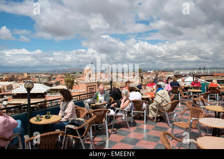 Touristen sitzen auf der Dachterrasse im Cafe du Frankreich auf Platz Jamaa el Fna und Marktplatz in Marrakesch, Marokko. Stockfoto