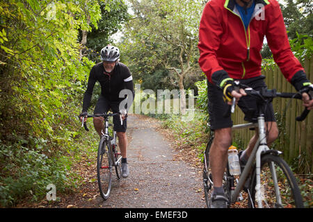 Zwei Reife männliche Radfahrer Fahrrad Weg fahren Stockfoto