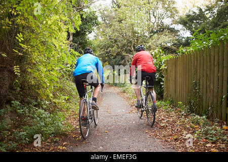Zwei Reife männliche Radfahrer Fahrrad Weg fahren Stockfoto