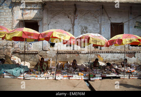 Produkte zum Verkauf auf Markt, Nagaur, Rajasthan, Indien Stockfoto