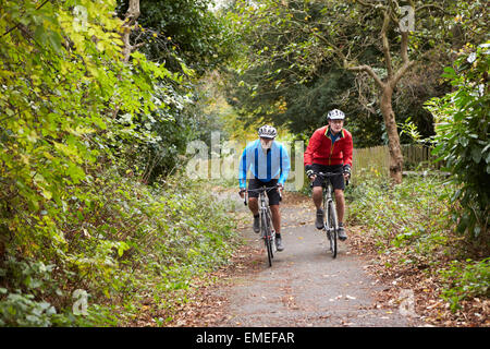 Zwei Reife männliche Radfahrer Fahrrad Weg fahren Stockfoto