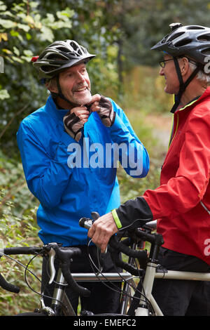 Zwei Reife männliche Radfahrer Fahrrad Weg fahren Stockfoto