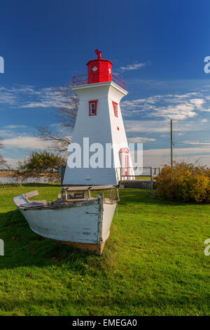 Leuchtturm und alten hölzernen Ruderboot mit einem Hummerfalle thront auf dem Bogen in Victoria vom Meer, Prince Edward Island, Canada. Stockfoto