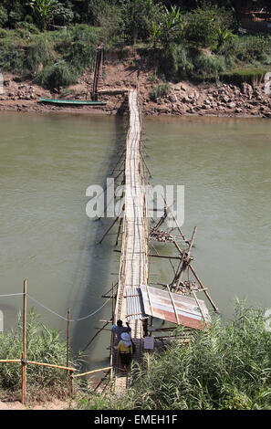 Bambus-Brücke über den Fluss Nam Khan in Luang Prabang, die jedes Jahr nach der Regenzeit wieder aufgebaut ist Stockfoto