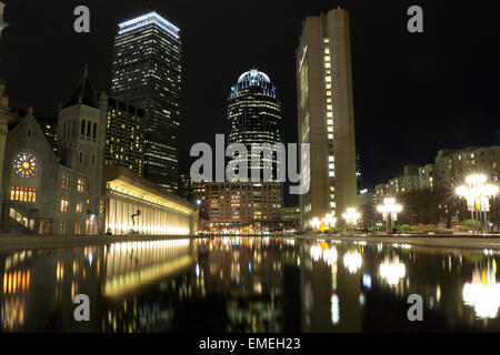 Boston Prudential Tower und 111 Huntington Avenue nieder in der Nacht im Pool an der Christlichen Wissenschaft Plaza Back Bay. Boston Skyline. Stockfoto