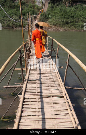 Bambus-Brücke über den Fluss Nam Khan in Luang Prabang, die jedes Jahr nach der Regenzeit wieder aufgebaut ist Stockfoto