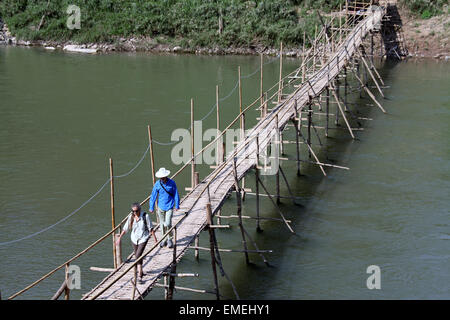 Bambus-Brücke über den Fluss Nam Khan in Luang Prabang, die jedes Jahr nach der Regenzeit wieder aufgebaut ist Stockfoto