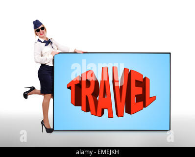 glückliche Stewardess mit Plasma-Panel mit Reise-symbol Stockfoto